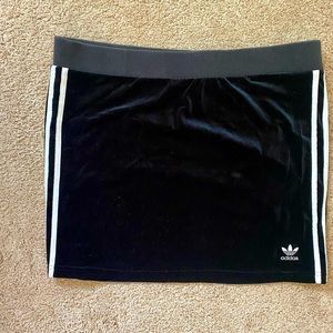 Adidas women’s black XL velvet, jersey lined skirt